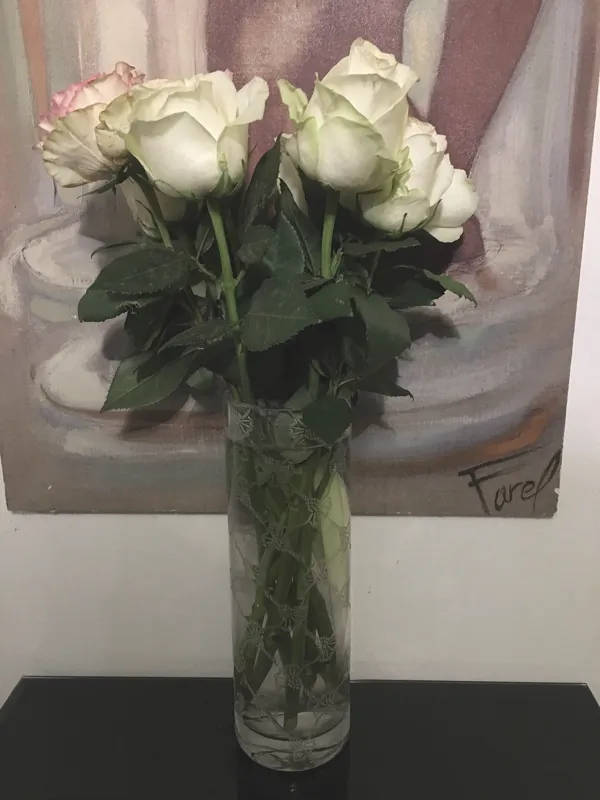 Ramo de rosas blancas en florero (foto ilustrativa)