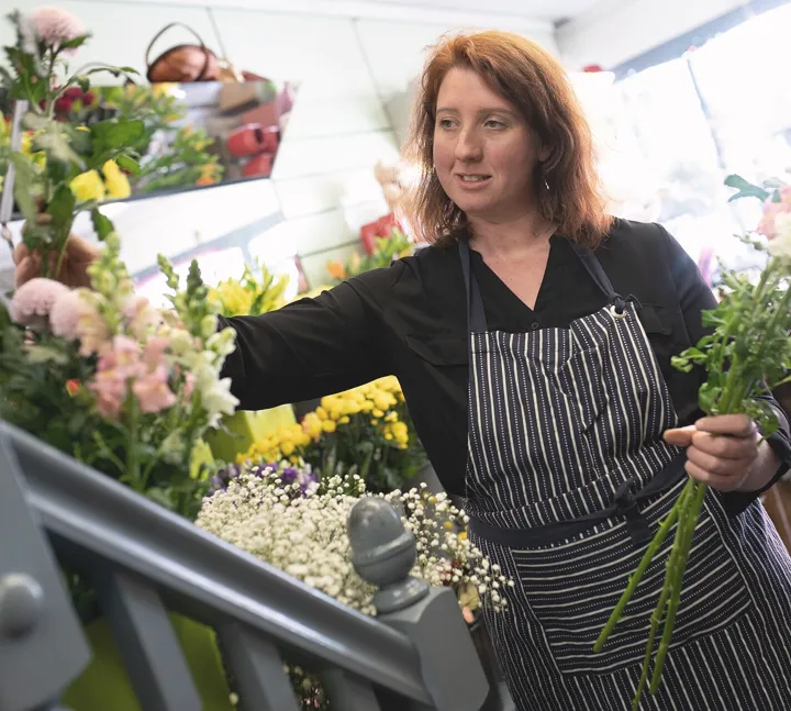Florista armando un ramo (foto ilustrativa)